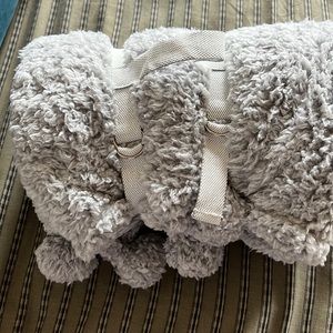 Wayland Square Luxury Pom Throw 50x60 NWOT plush and luxurious comfort Gr…
